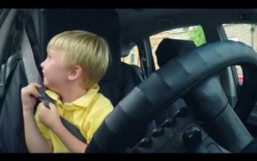 мальчик за рулем автомобиля