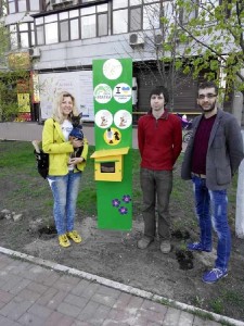 В Киеве установили стенды с пакетами для уборки за собаками 