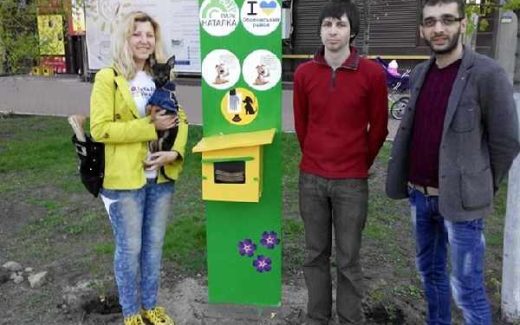 В Киеве установили стенды с пакетами для уборки за собаками