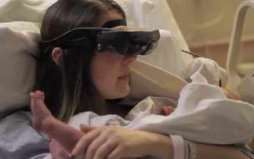 . С помощью электронных очков eSight Кэтти Бейтц смогла увидеть своего новорожденного ребенка