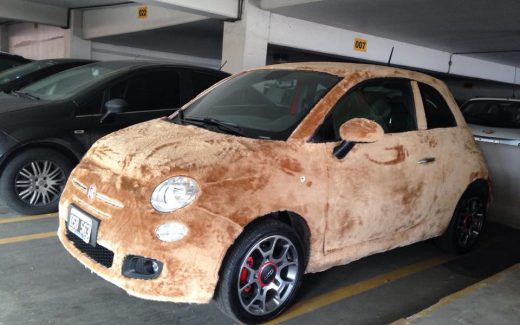 автомобиль, кузов которого покрыт искусственным мехом