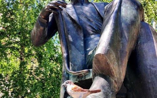 Скульптура Леся Курбаса с птичкой Александра Лидаговского