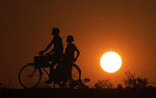 пара на велосипеде и луна восходит