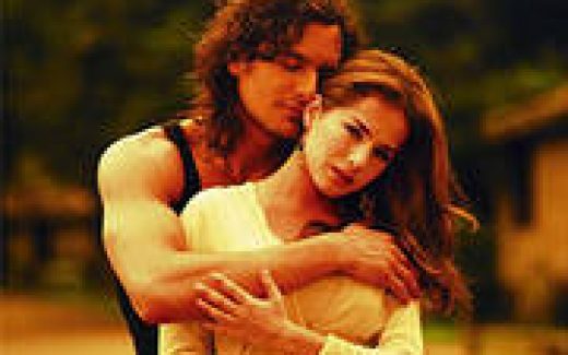 парень обнимает девушку