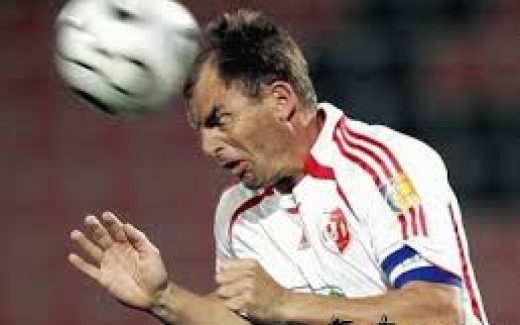 футболист с мячом