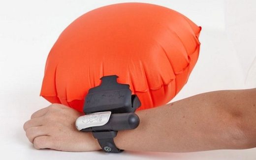 браслет для спасения утопающи с раскрытой воздушной подушкой