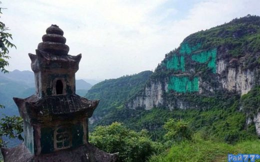 В китае скалу покрасили в зеленый цвет