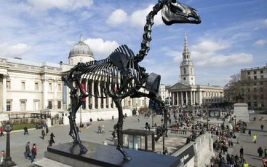 На Трафальгарской площади установлен скелет лошади