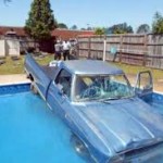 машина в бассейне