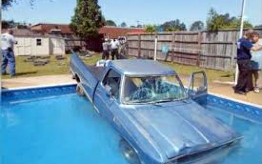 машина в бассейне