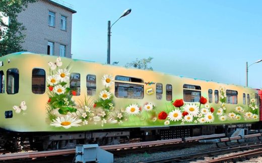 Вагон метро разрисован ромашками и маками