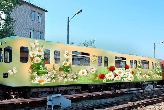 Вагон метро разрисован ромашками и маками