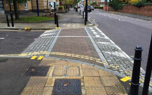 новый тип лежачих полицейских (в один уровень с тротуаром)