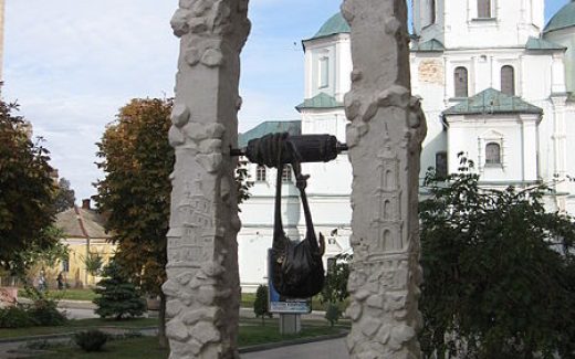 памятник сумке в городе Сумы