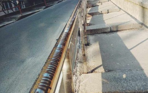 перила с цитатами украинских поэтов и писателей в Киеве