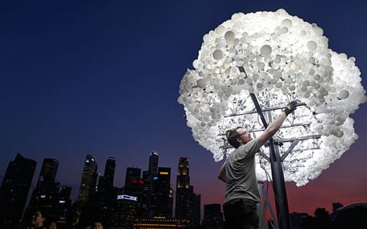 Настоящее облако — световую скульптуру, со всеми необходимыми формами и тенями — придумал художественный дуэт CLOUD