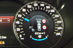 панель приборов автомобиля Ford, который считывает дорожные знаки
