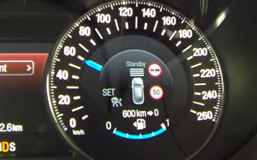 панель приборов автомобиля Ford, который считывает дорожные знаки