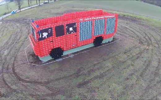 пожарная машина из ящиков для пива