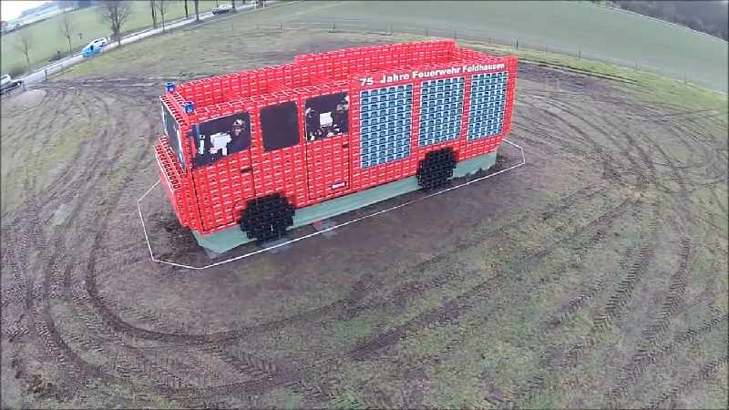 пожарная машина из ящиков для пива