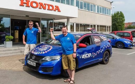 Специалисты европейского научно-исследовательского центра «Хонды» Фергал МакГрат и Джулиан Уоррен