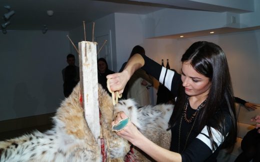 перформанс - шуба за 30 тыс.евро на куски