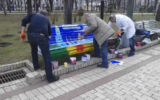 граффити на скамейке в Киеве в парке Шевченко
