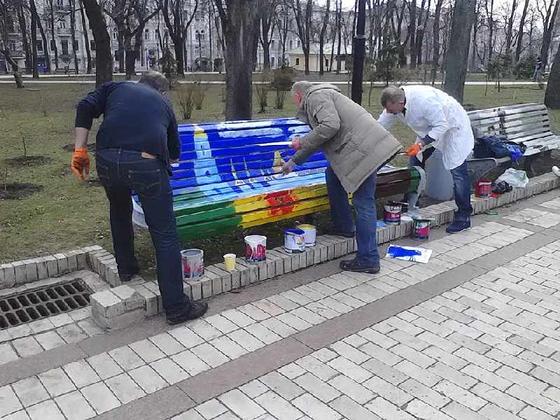 граффити на скамейке в Киеве в парке Шевченко