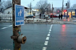 светофор с вежливыми табличками в Киеве
