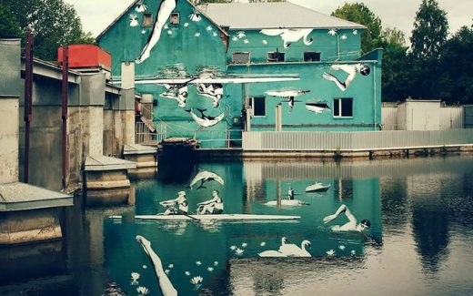 граффити в литовском Мариямполе, отражающееся в воде. Автор Рэй Барткус