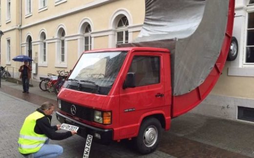 скульптура в виде искореженного красного грузовика Mercedes-Benz художника Эрвина Вурма