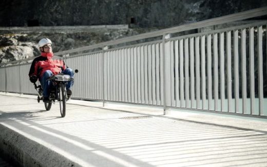 электрический веломобиль, управляемый джойстиком