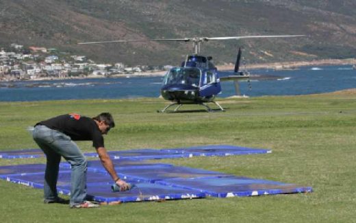 художник создает рисунки при помощи вертолета