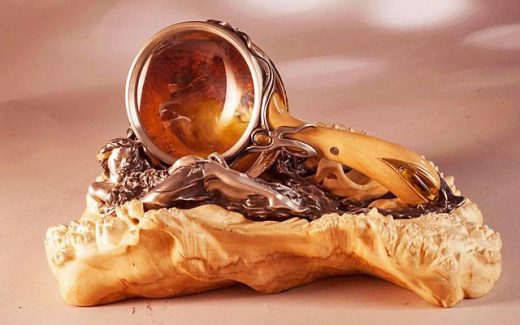 "Сон дриады" - ювелирная скульптура архитектор-ювелира, Ирины Карповой. Серебро, коллекционный янтарь, дерево.