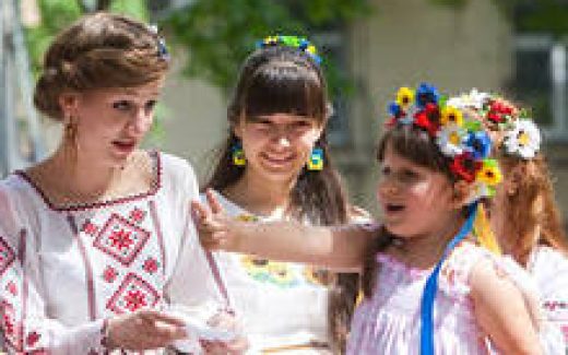 девушки в вышиванках