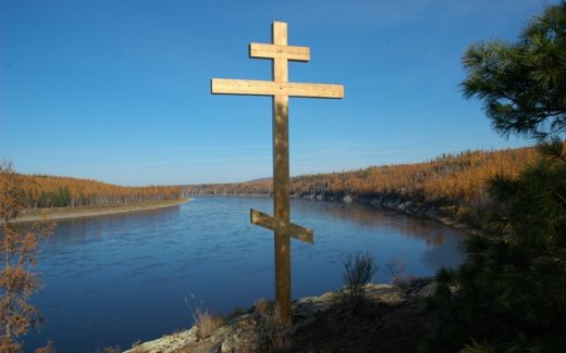 христианский крест на берегу реки