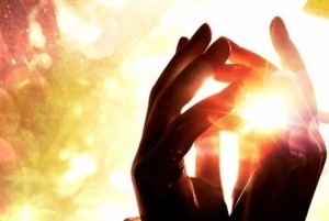 руки в сиянии света