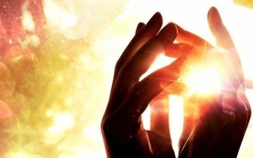 руки в сиянии света
