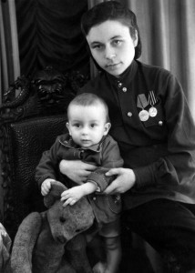 Родные лица.Мама и старший брат.1947г
