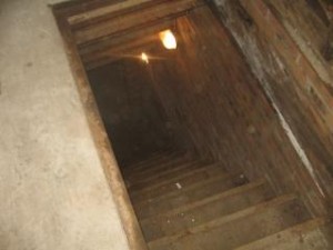 спуск, ступени, подвал, проза