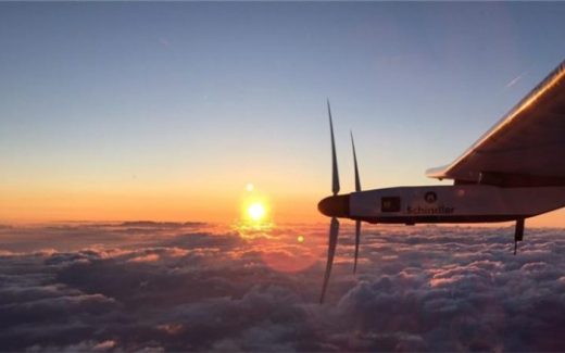 Самолёт на солнечных батареях