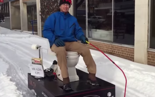 Туалетоцикл или как американец чистит снег, сидя на унитазе