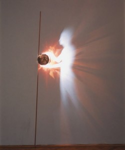 Итальянский художник создаёт инсталляции при помощи света и тени (видео)