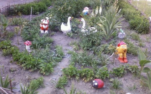 дворик с лебедями и божьими коровками