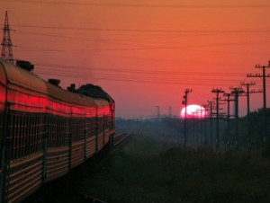 поезд уходит в закат
