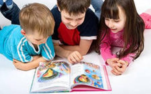дети читают книгу