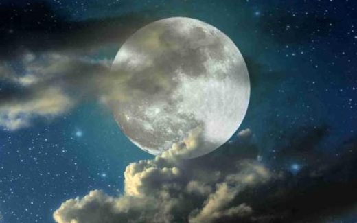 луна в окне