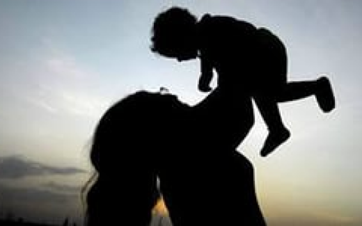 мать и ребенок радуются