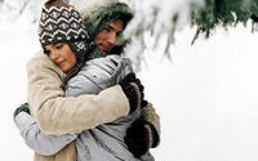 пареньи девушка обнимаются зимой